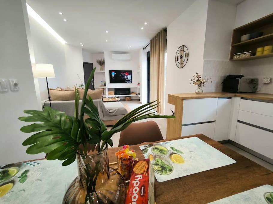 Floral Home 2 - 1St Floor Apt With Private Parking! Athènes Extérieur photo