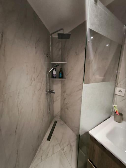 Floral Home 2 - 1St Floor Apt With Private Parking! Athènes Extérieur photo