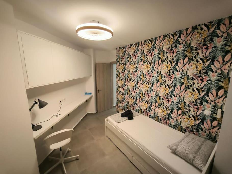 Floral Home 2 - 1St Floor Apt With Private Parking! Athènes Extérieur photo