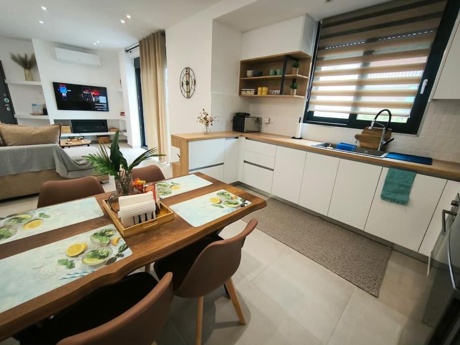 Floral Home 2 - 1St Floor Apt With Private Parking! Athènes Extérieur photo
